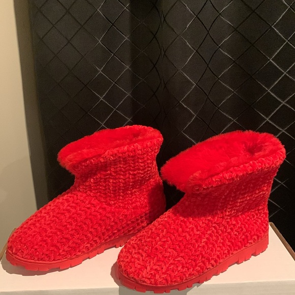 RED SOFT AND FUZZY SLIPPER BOOTIES 
(New Without Tags) - Picture 4 of 14